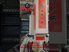 Một cái nhìn cận cảnh hơn: Máy phay và khoan tấm CNC sử dụng trong công nghiệp với băng tải chip