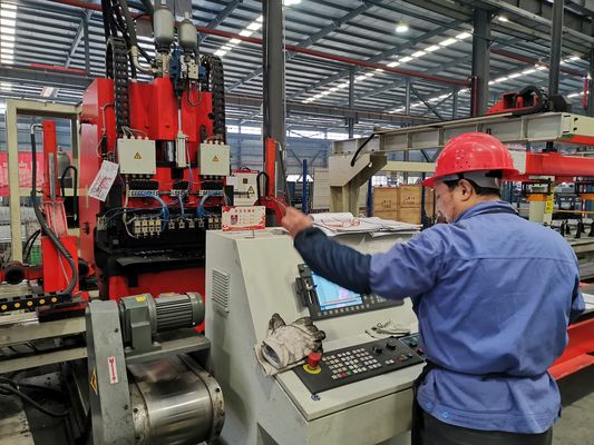 Máy đột dập thủy lực CNC tấm 3 trục tự động 60KW, cấu hình cao, cho dầm dọc