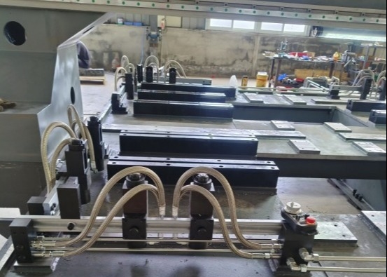 Máy khoan tấm CNC tự động lực kẹp 7.5KN, rãnh T rộng 28mm, công suất làm mát 0.45KW