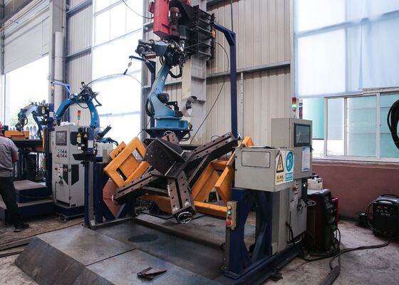 Robot hàn chân tháp tốc độ quay 46m/phút Kích thước tổng thể máy 4500*3500*3000mm