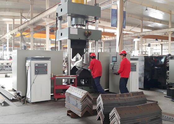Máy uốn góc CNC gia nhiệt bình dầu 3150KN dùng trong ngành công nghiệp tháp sắt