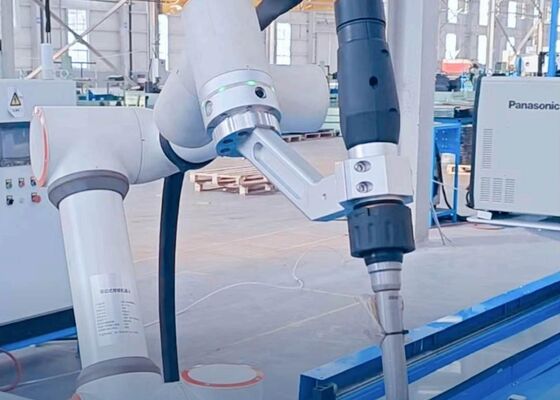 Robot hàn hợp tác tương tác thông minh được thiết kế cho sự hợp tác giữa con người và robot