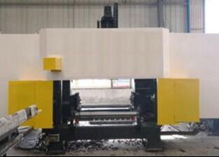 Chiếc máy cắt CNC này có ba đơn vị trục chính xác tốc độ cao